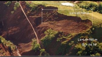 ílé linie vyznačují „odlučnou oblast“ sesuvu způsobeného zemětřesením v Kostarice v roce 2009