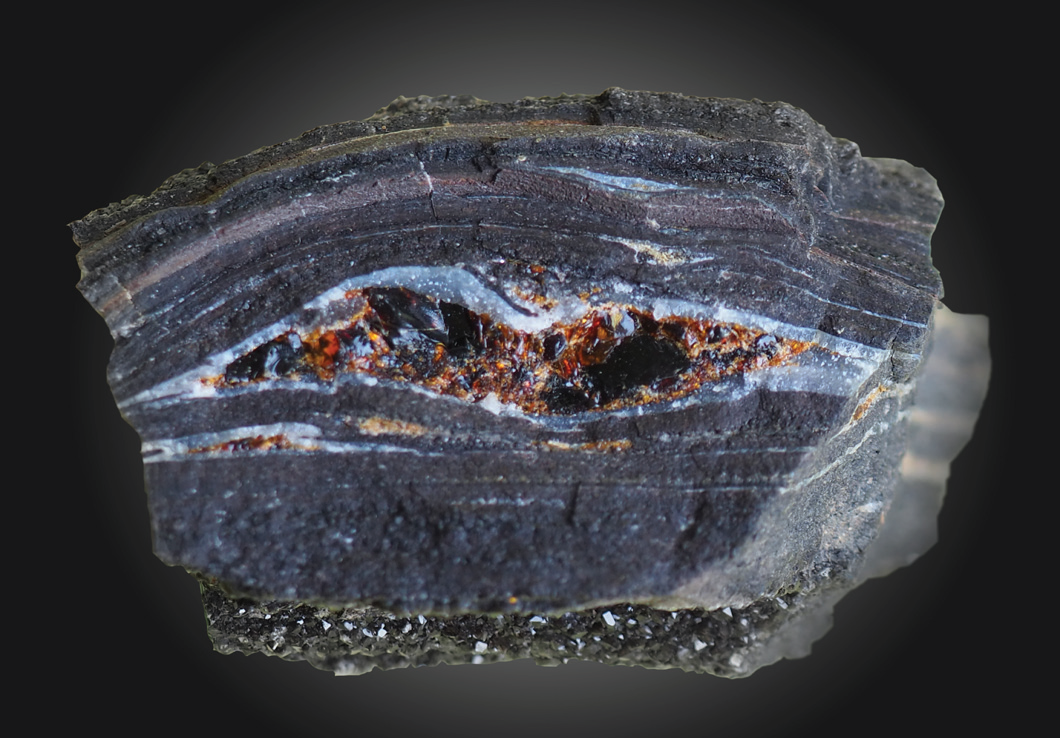 obr1_Prasklina_vyplnena_duxitem